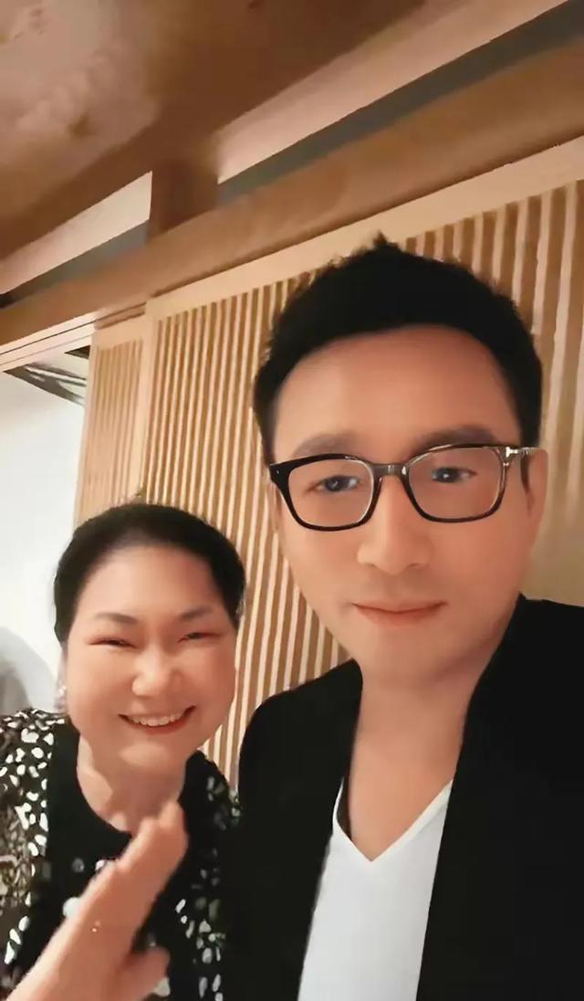 大S第一段婚姻全家遭殃,小S被推搡,子女没抚养费,S妈或坐牢