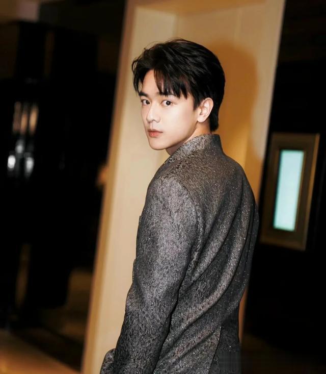 周大为阳光帅气迷人十足哦，小奶狗长相！