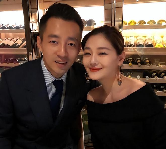 大S汪小菲昔日豪宅震撼出售:满墙未动高跟鞋揭示奢华痕迹