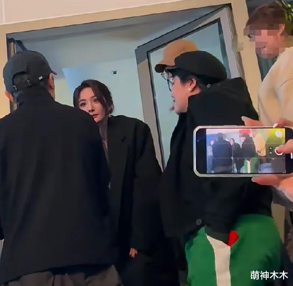 38岁杨幂和张艺谋同框,点头哈腰忙着社交,积极表现粉丝期待合作