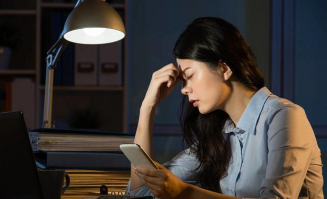 迟到3分钟被扣一周工资，老员工带头离职，刚走第2天发现被坑惨了