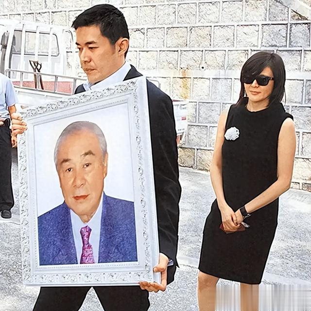 他是清朝贵族后裔，生下大明星关之琳