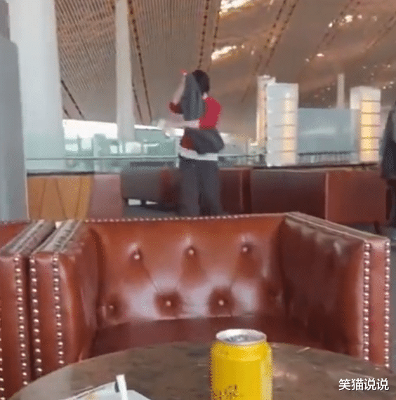 王菲机场被偶遇：红衣短发好随性，头发轻扬好飒！