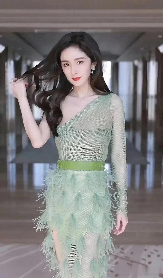 惊爆！杨幂又双叒放大招，绿色高开叉裙大秀美腿，说好的38岁呢？