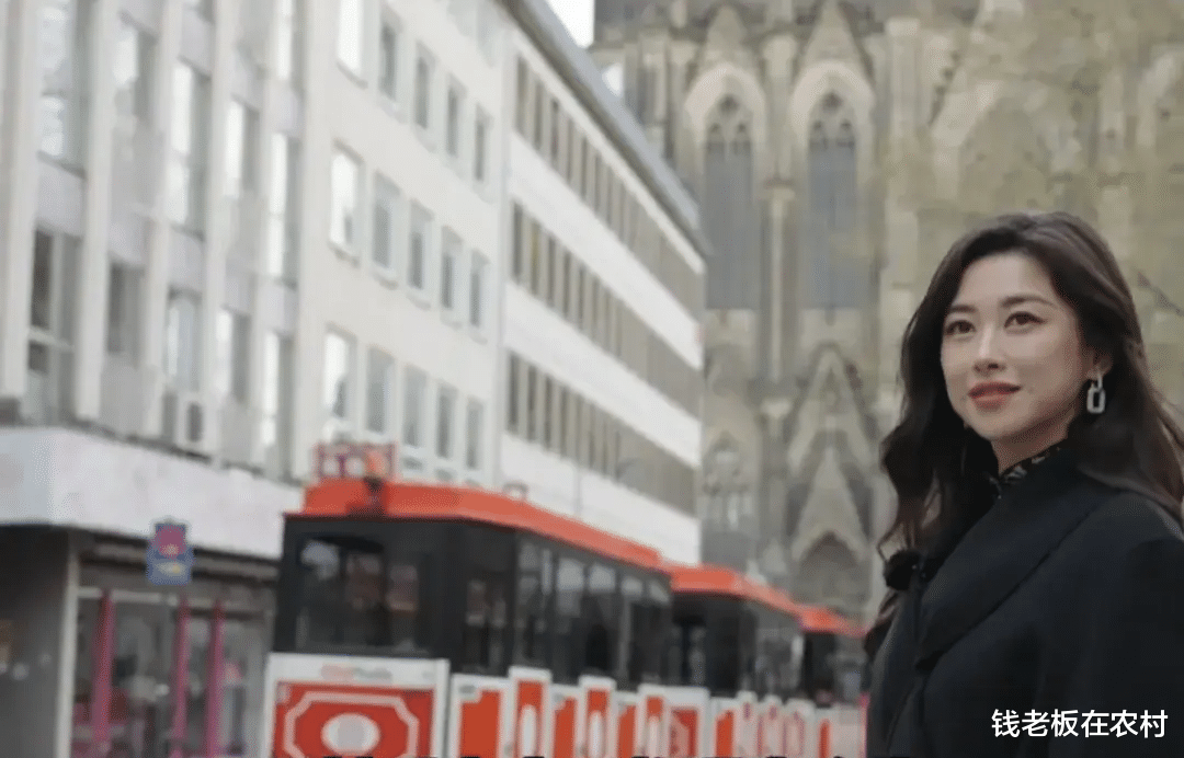 不管是在戏里戏外，我们朱珠姐姐一直都是这么独立清醒的美丽女人