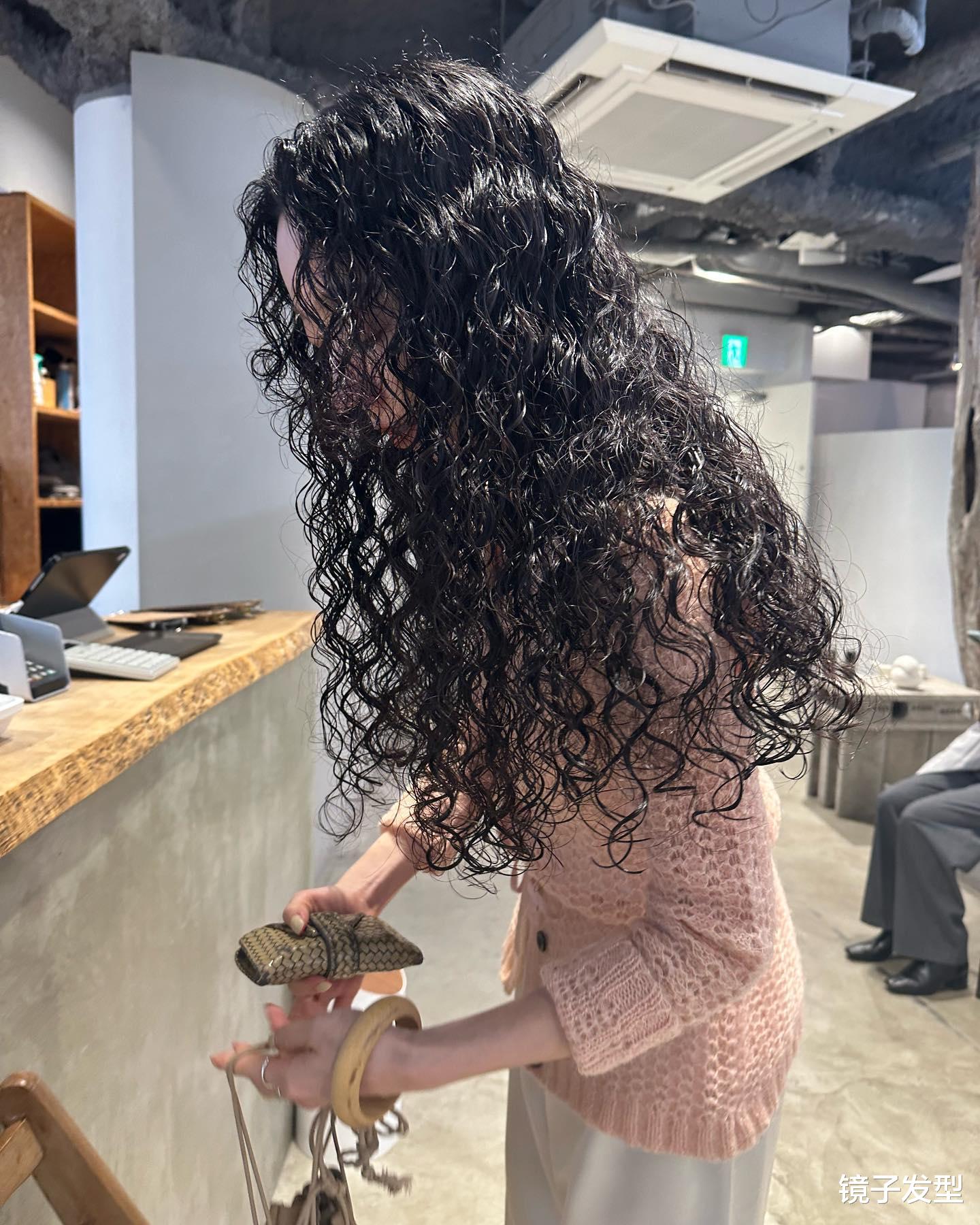 长头发细软贴头皮的姐妹,看看全头羊毛卷烫发,蓬松洋气显时尚