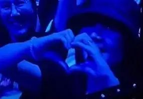 孟晚舟现身刘德华演唱会,被拍到给华仔比心