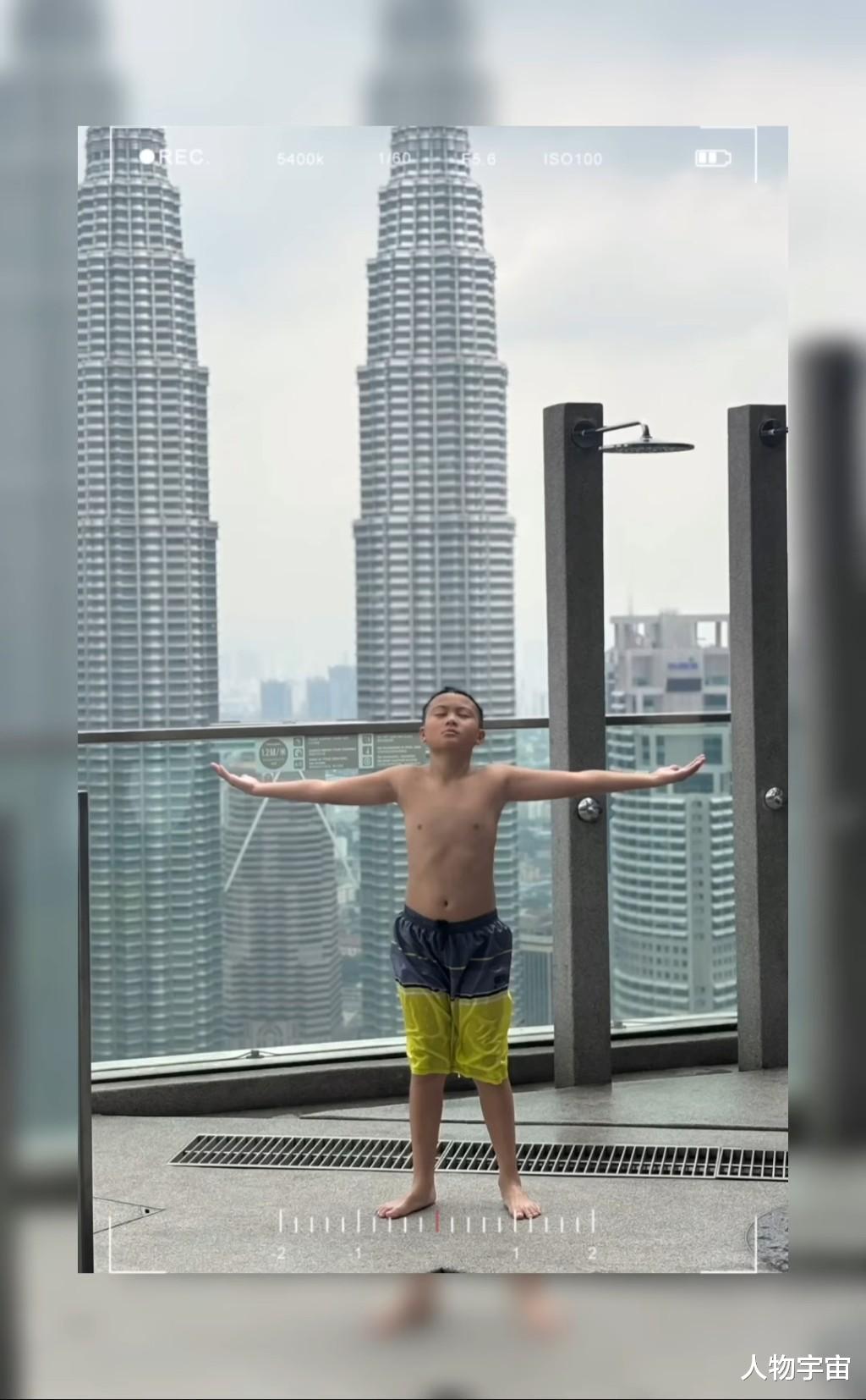 她是昔日少男杀手嫁陈国坤,今帅气儿子文武双全被赞有家教好懂事