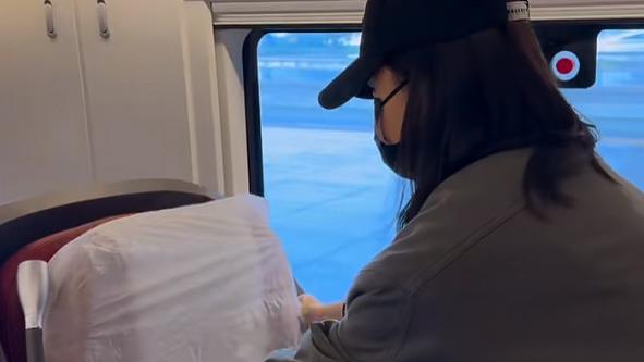 杨子姗当妈后仍有洁癖，坐高铁出行，上车就套一次性座套开始打扫