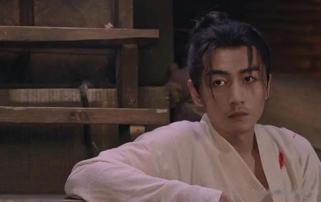 怪不得电视里只有上半身,镜头下移后,真相终究浮出水面!