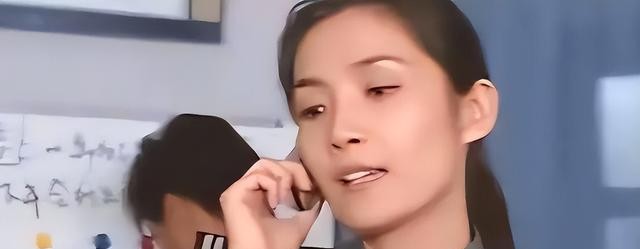 张子健和女儿一起祭拜前妻李婷！墓地情况曝光，女儿和妈妈一样