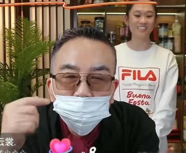 杨议眼含热泪,鞠躬道谢:大伙的礼物不能要了,我心里难受,下播