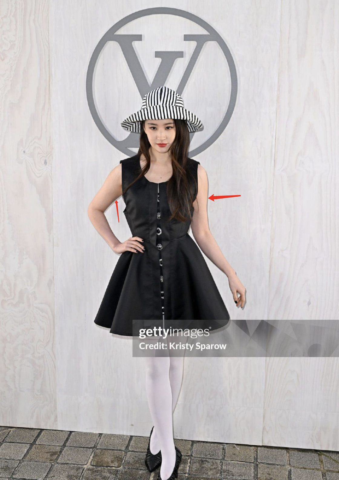 巴黎LV秀场：Lisa妆容油腻，刘亦菲白丝袜引群嘲，宋茜赢得很轻松