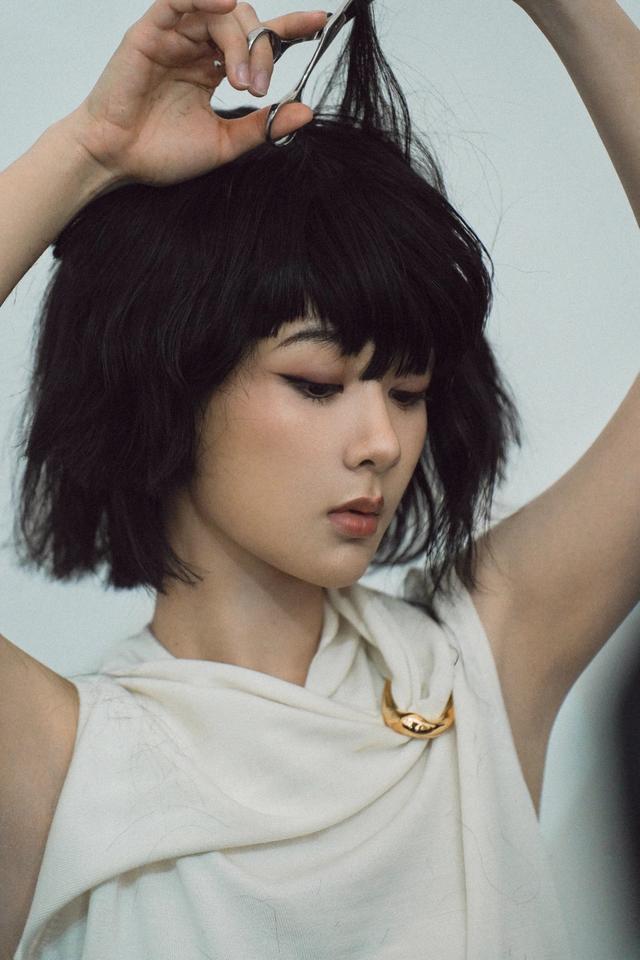 杨紫复古刘海造型，演绎30岁女人的性感与纯欲风