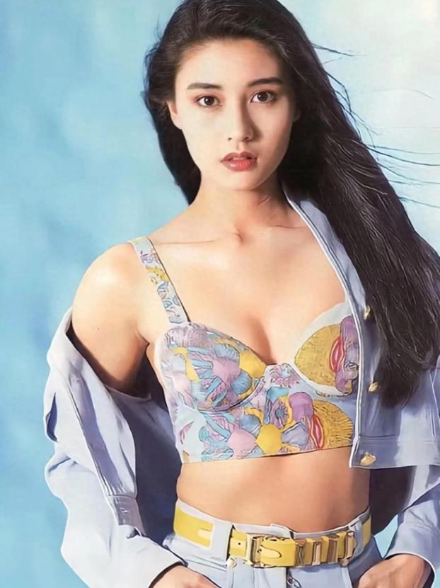 54岁李嘉欣近照曝光：脸垮肉松暴瘦脱相，畸形苹果肌被网友群嘲