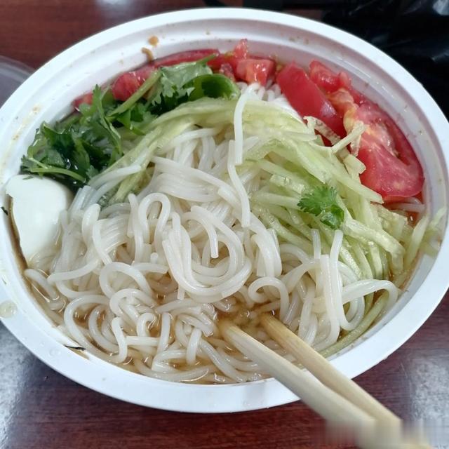 黑龙江小伙在街道工作,嫌10元午餐不好吃,网友:身在福中不知福