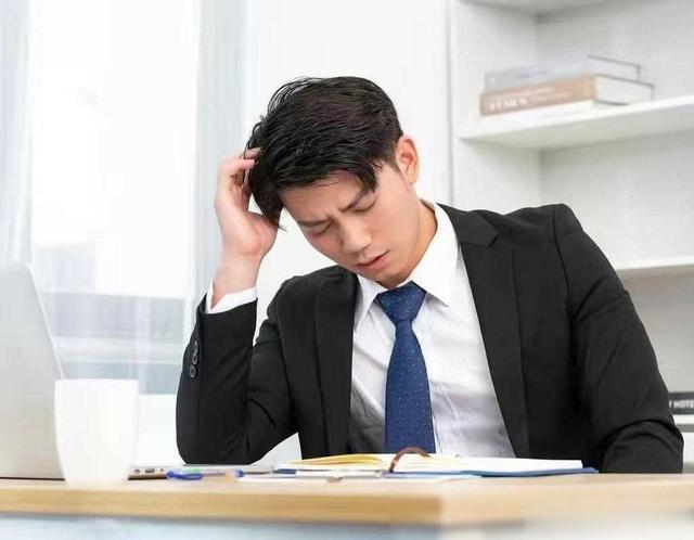 员工拿下大单,找老板报销费用时,老板说:你不是主管,没有报销