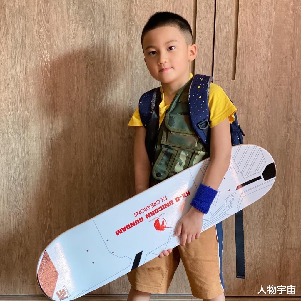 她是昔日少男杀手嫁陈国坤,今帅气儿子文武双全被赞有家教好懂事