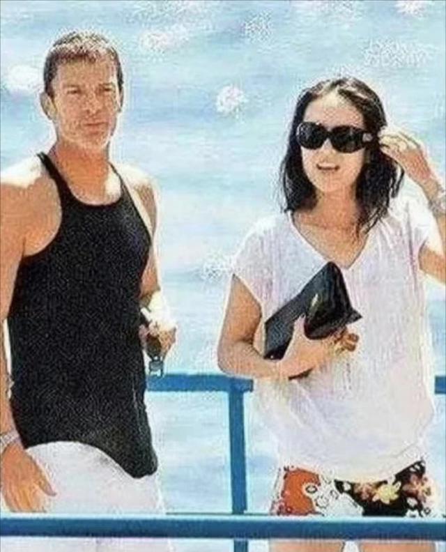 章子怡前男友近照曝光!59岁像80岁大爷,打扮时髦,却还是老人味