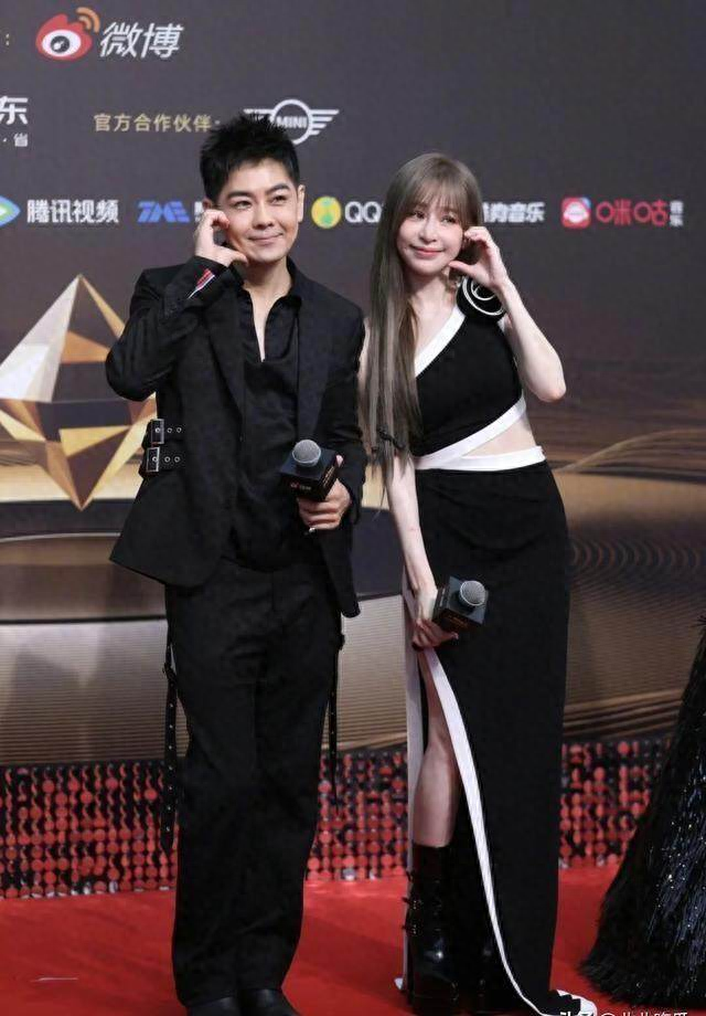 50岁林志颖和42岁王心凌，不老颜不是一般年轻，让同龄人情何以堪