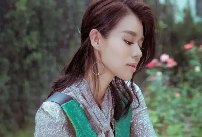 她是“最丑”港姐，恋爱8年无果，闪婚现任生3个儿子，输赢难评