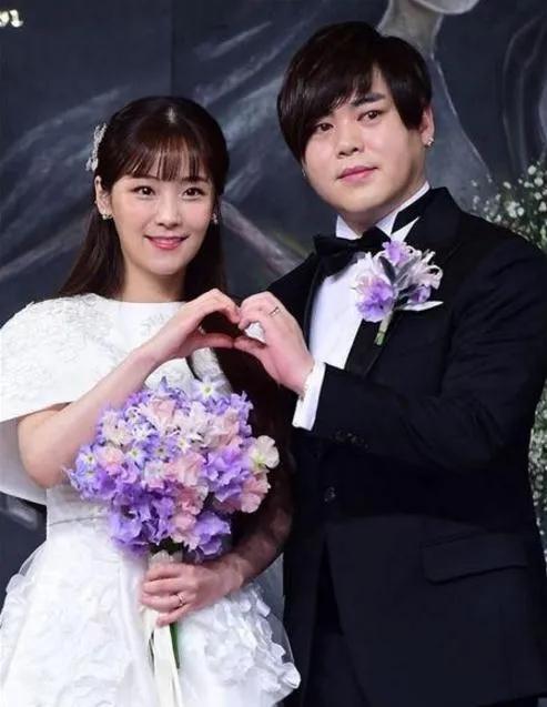 他是昔日传奇组合队长，现实中娶小13岁女星，坐拥一对可爱儿女。