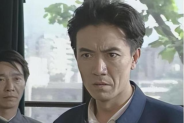 抛弃24年原配，转身迎娶小娇妻，如今儿子30年的报复让他遗憾终生