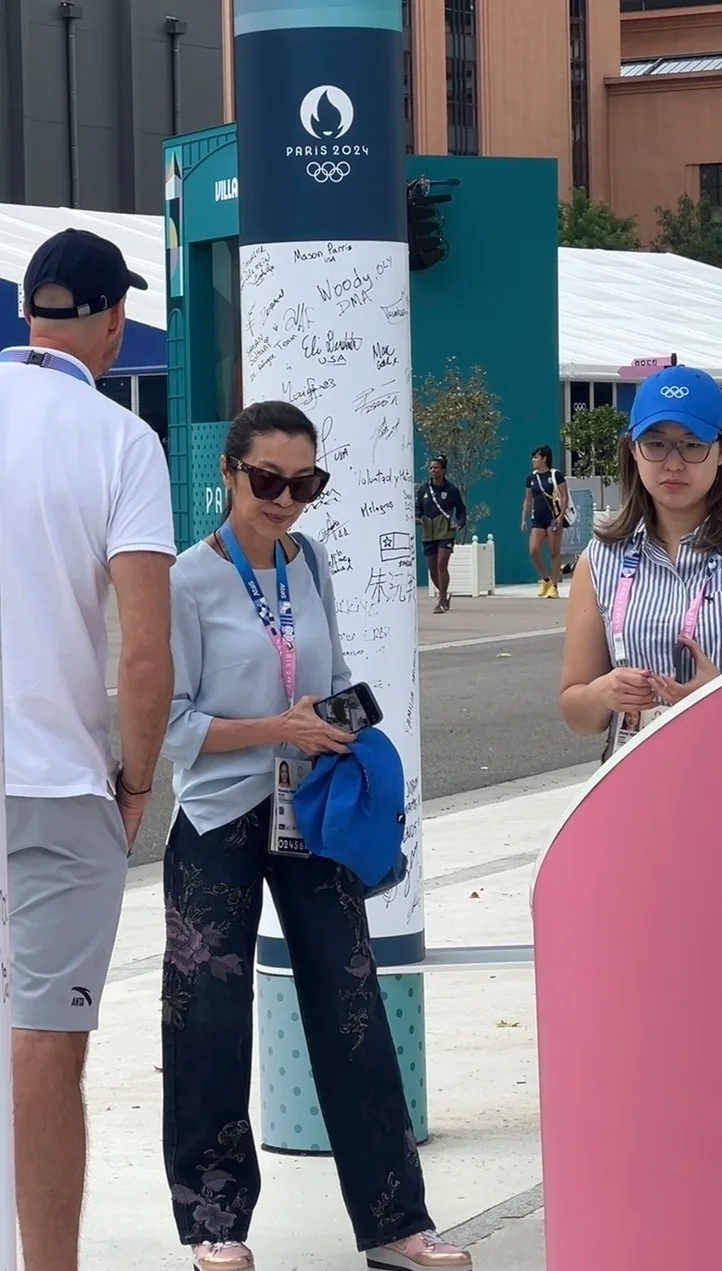 杨紫琼现身巴黎奥运村，穿农村大妈裤接地气，还与陈思羽同框合影