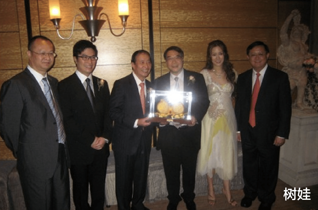 徐子淇父亲罕露脸,穿唐装宣传新书气质儒雅,父女少同框低调往来