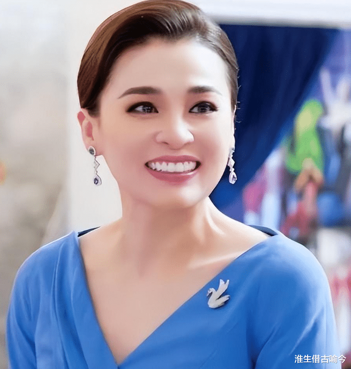 72岁泰王给玉佛换衣体力不支，苏提达全程陪伴，不惧两位后宫新人