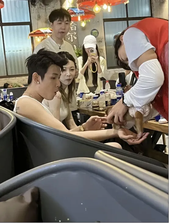 痞幼与梅尼耶旅游素颜图曝光，反差太大，网友：美颜技术救了他们