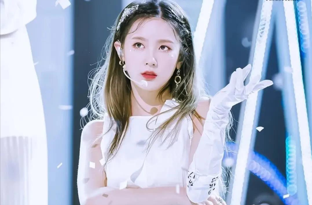 “五代神颜”赵美延:曾因未成年恋爱被劝退,如今是门面级的主唱