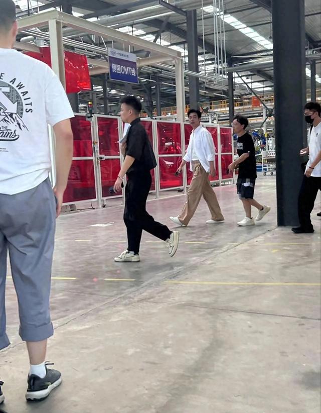 朱亚文回老家拍广告，穿搭休闲打扮帅气，本人气场非常温和