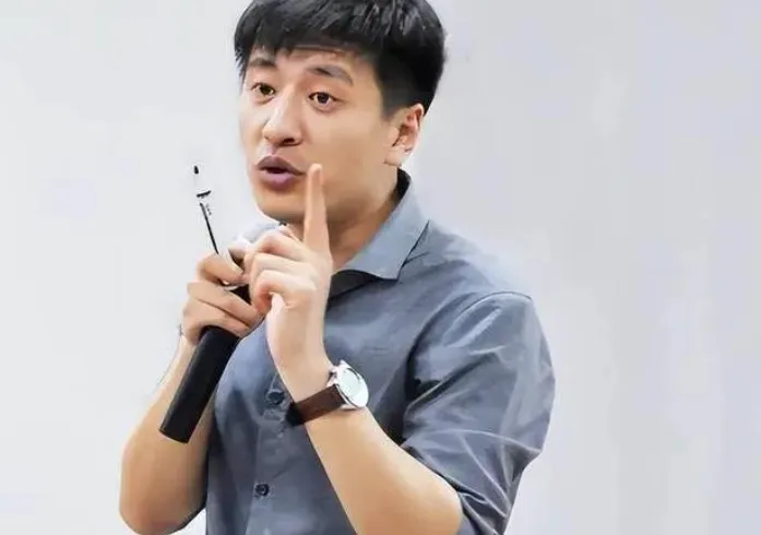 张雪峰公开首度曝光的女儿照片,眉眼神态像爸爸,小眼神里尽是宠溺