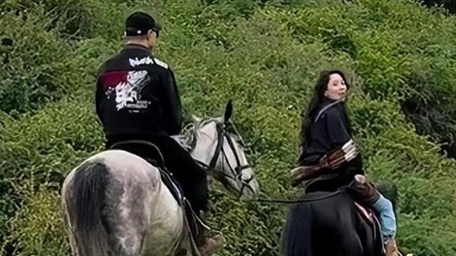 太浪漫了！森林北陪伴汪峰在草原骑马，汪峰坐在马上有点僵硬