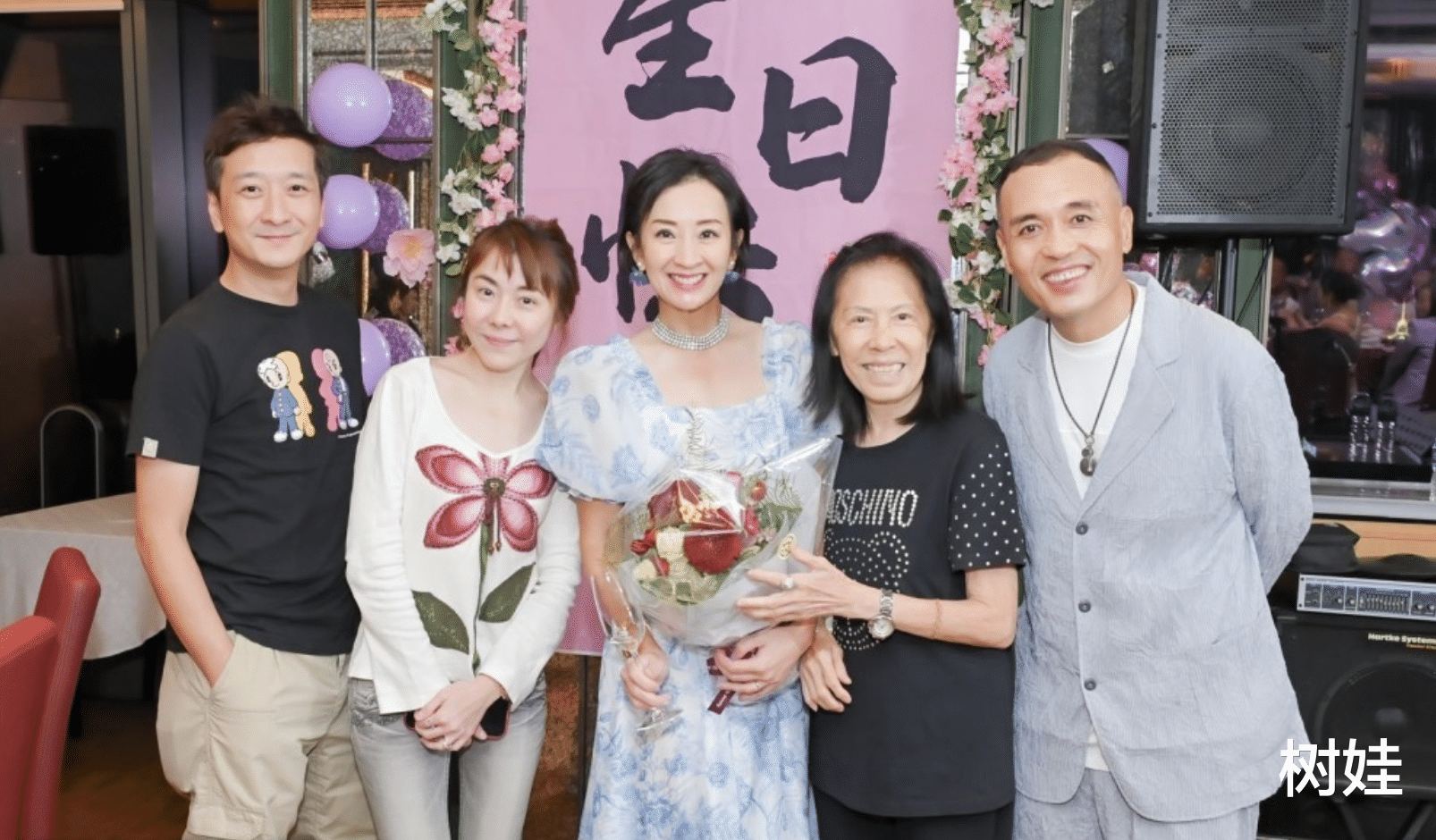 54岁港姐与内蒙古丈夫回香港庆生,继子也在场,三人手牵手切蛋糕