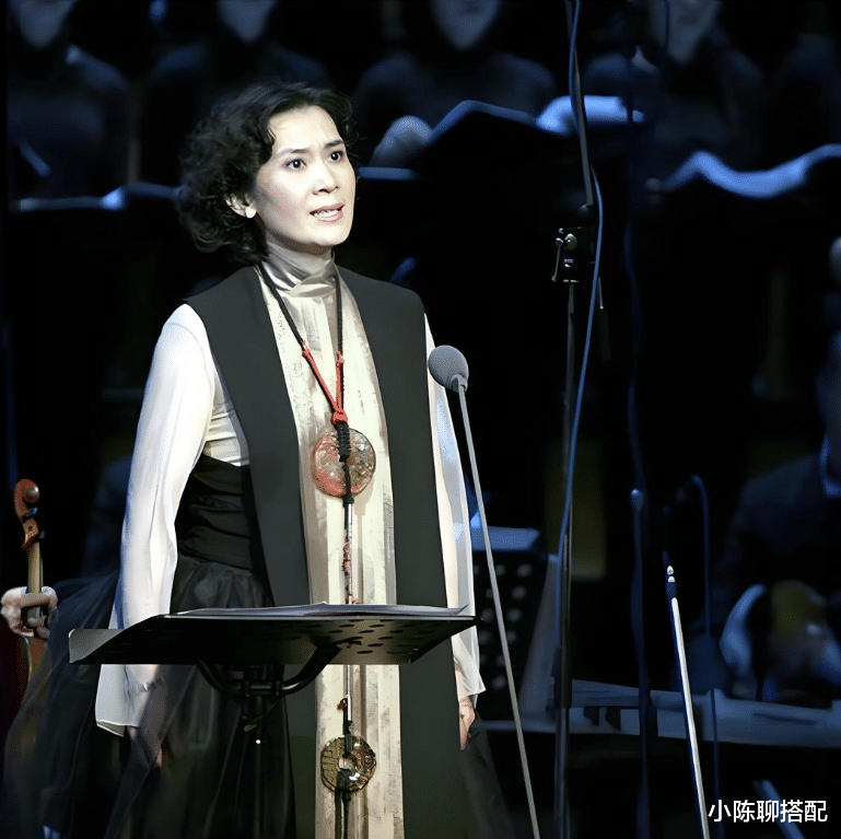 女人老了脸上有这4处“饱满”,会越老越耐看,看65岁肖雄就知道