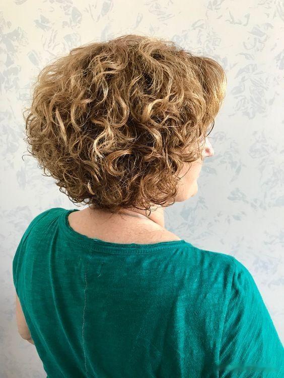 女人过了45岁,发型这样整,剪短烫烫就是不一样