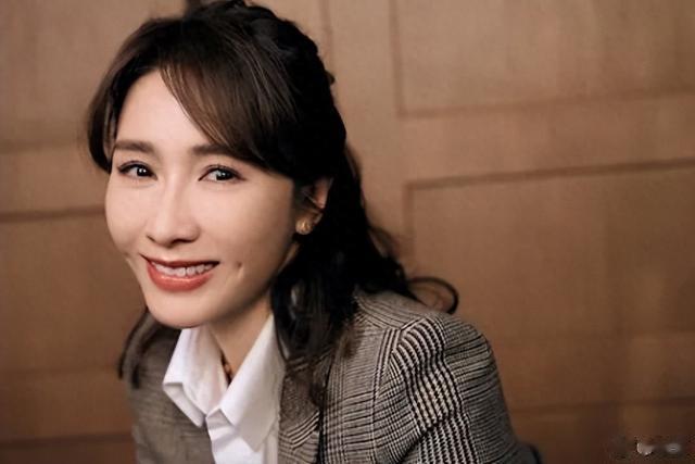 好久不见!52岁前当家花旦与TVB高层聚会,网友:几时复出拍戏