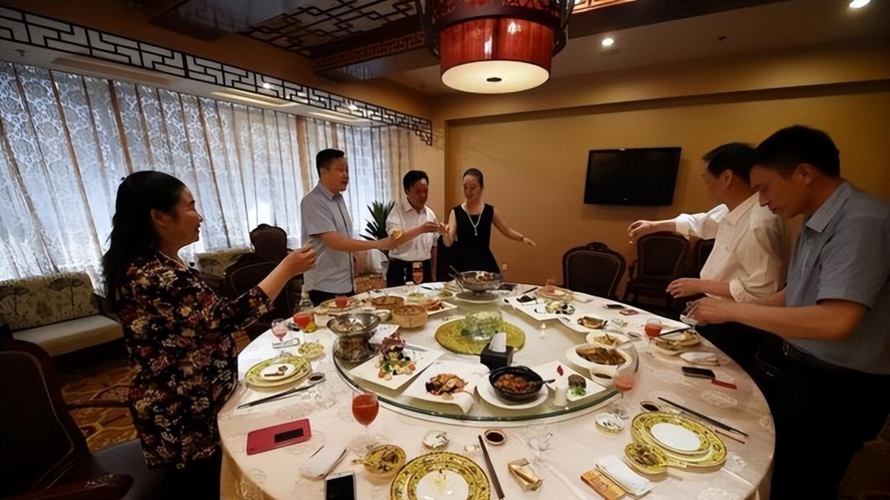 部门聚餐掏1500元买单，主管说发工资还我，月底看到工资傻在原地