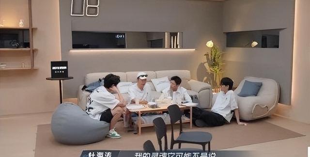 快乐家族解散2年后：何炅扯开了内娱“破口子”，37岁杜海涛栽了