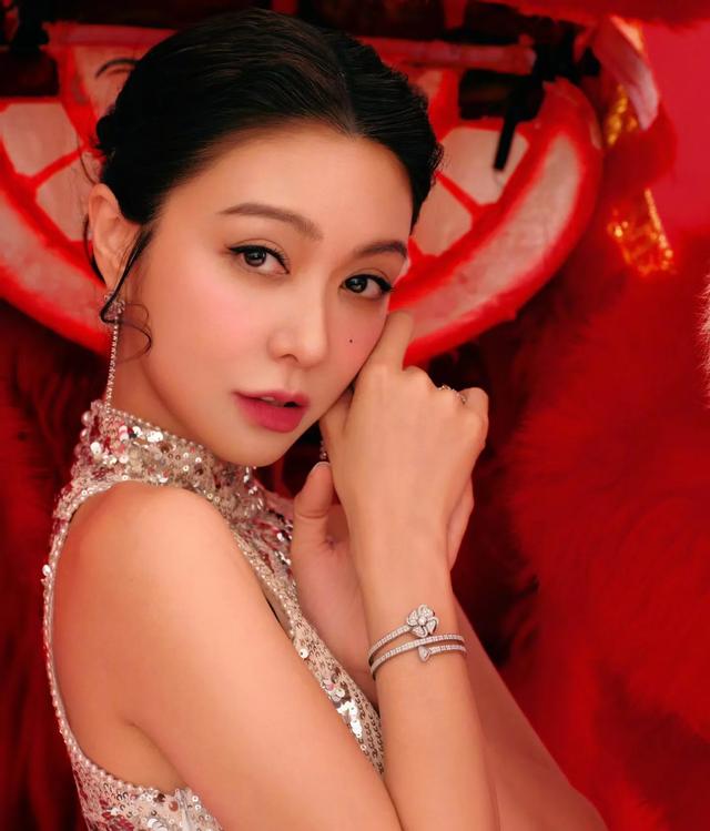 薛凯琪携钟楚曦刘惜君春晚献唱,仅靠一条旗袍,轻轻扭动抢走风头