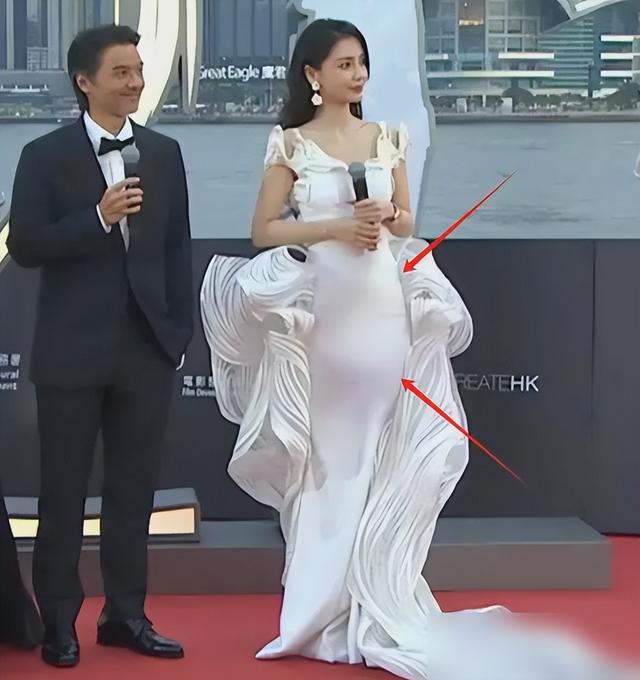 35岁杨颖穿搭翻车!一袭白色高定裙上面撑不起来,下面还显小肚子