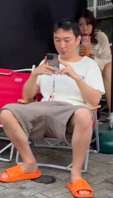 王思聪东京街头被偶遇,穿拖鞋坐在小板凳上刷手机,头发有点秃!