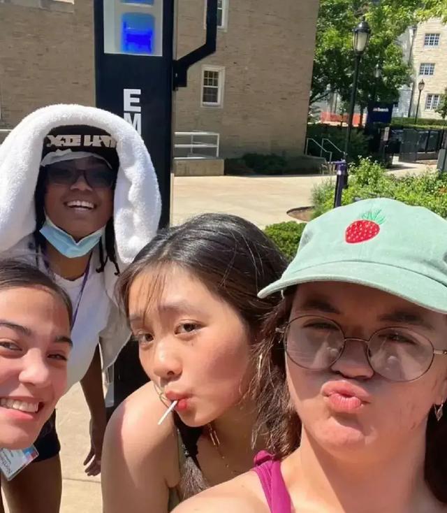 网友偶遇黄多多，穿西北大学卫衣青春洋溢，18岁花季少女漂亮惊