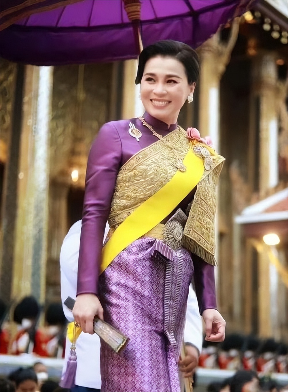 苏提达王后 46 岁庆生:紫色泰装尽显端庄贵气,国王陪护彰显深情