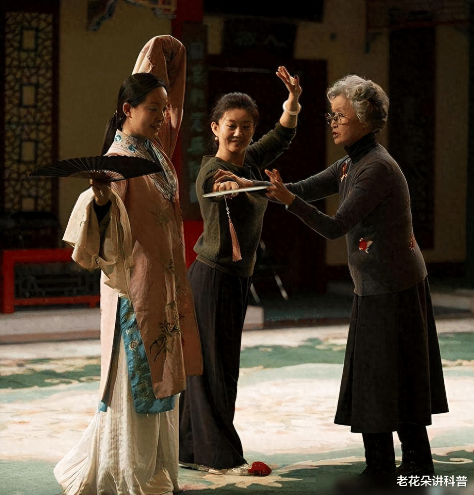 “白骨精”杨春霞:80岁不穿老年装,秀发微卷,真有书卷气质