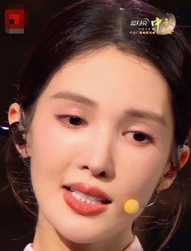 中秋晚会：关晓彤大长腿惊艳，金晨舞色双绝，都不及少女感的唐嫣