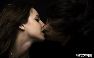 女大学生遭遇诈骗走投无路，与僧人在寺庙共度一晚，衣衫湿薄同屋沐浴，醒来后浑身酸痛……