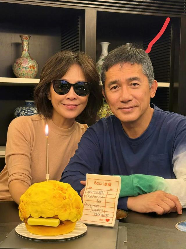 刘嘉玲晒59岁庆生照,生日蛋糕被吐槽,梁朝伟合照好正经白发抢镜